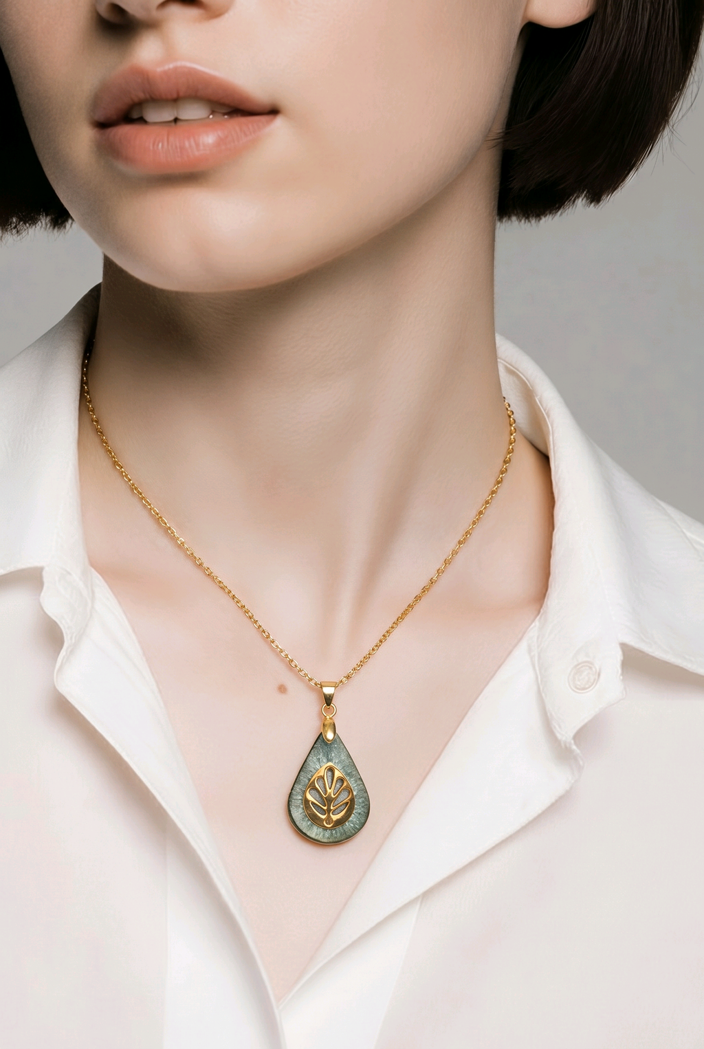 Gold Leaf & Green Resin Teardrop Pendant Necklace – Handmade Nature-Inspired Jewelry